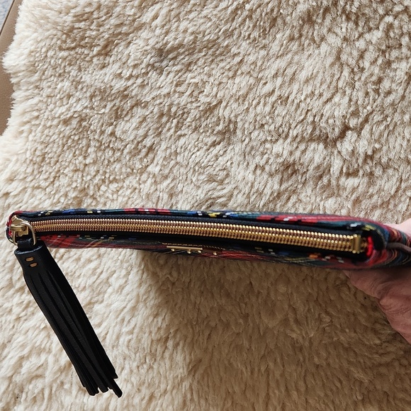 Gorgeous NWOT Dooney & Bourke Tartan Plaid Clutch 🖤💙❤️ - Picture 5 of 14